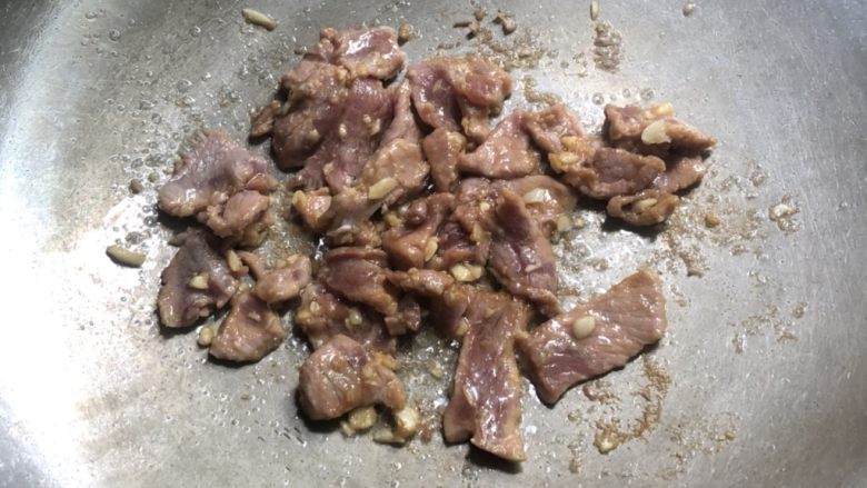 丝瓜鸡蛋瘦肉汤,放入调好味的肉，两面各煎30秒