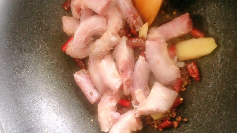 麻辣鸡脖,将鸡脖里腌制的汤水倒掉,然后将鸡脖倒入锅里