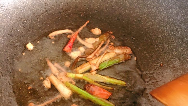 麻辣鸡脖,葱姜蒜小火编出香味,大概编到这个程度
