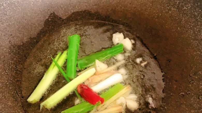 麻辣鸡脖,锅里倒入食用油,将葱姜蒜放里,炒香