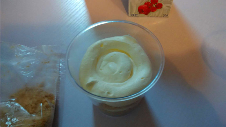 木糠杯,将淡奶油装入一个裱花袋中,裱花袋尖角出剪一个半厘米的小口。然后由内向外挤一圈奶油(可加点水果),再铺一层饼干碎,依次交替