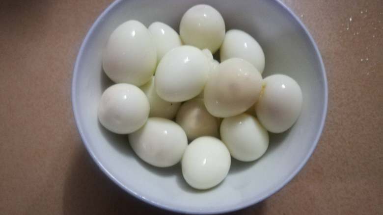 鲍鱼焖鸡,煮七八分钟后捞出泡冷水,就很容易剥壳了