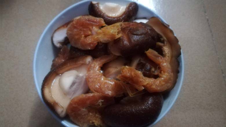 鲍鱼焖鸡,香菇去蒂,太大的对半切开,虾干去掉虾壳