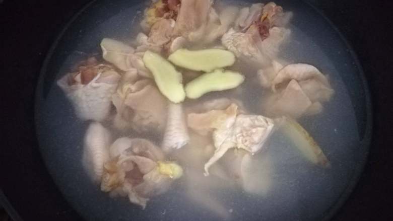 鲍鱼焖鸡,鸡肉热水下锅,加姜片料酒煮开