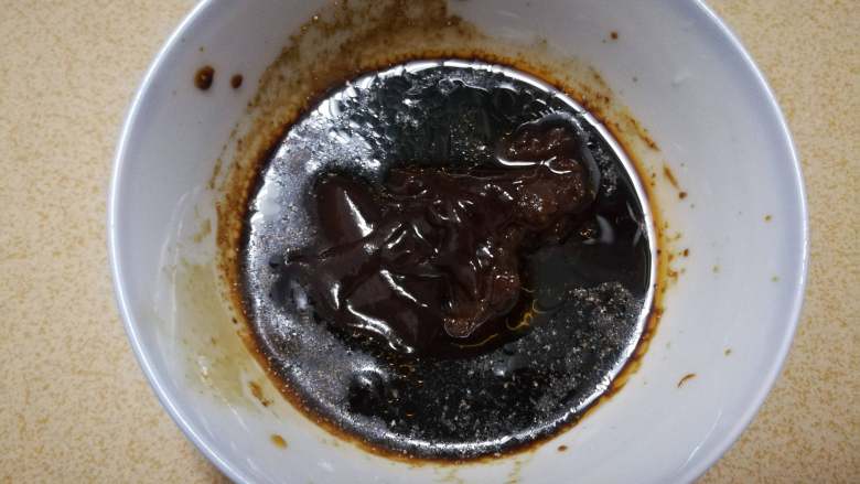 鲍鱼焖鸡,调味汁看个人喜好,我这个加了生抽、老抽、料酒、耗油、瑶柱酱