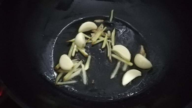 鲍鱼焖鸡,等姜丝煎出香味在放蒜,这样吃起来不会焦