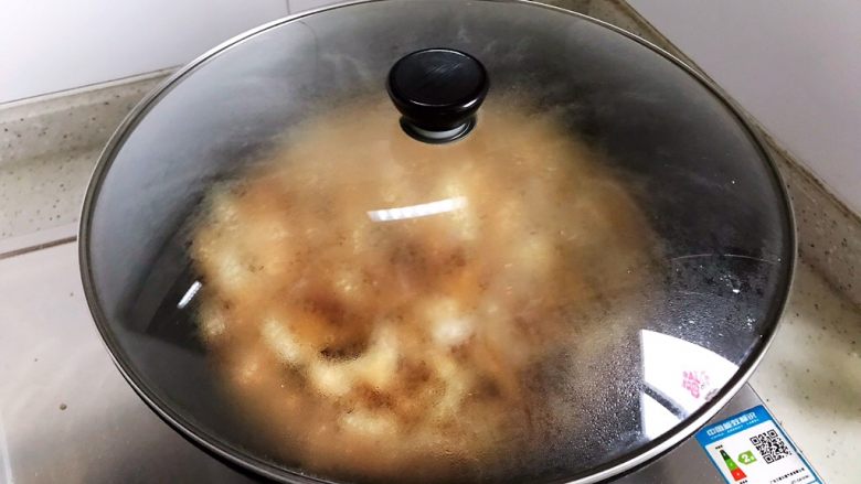 双菇鸡丝,盖上锅盖,转中小火焖煮2.3分钟