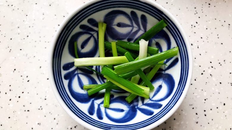 双菇鸡丝,小葱洗净之后切成寸段