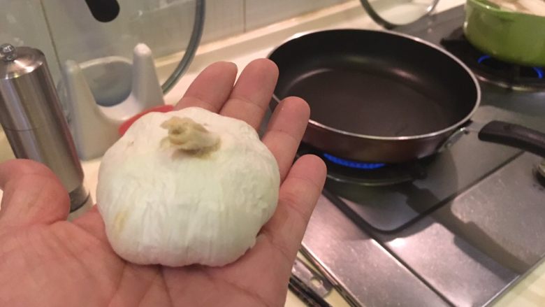 洋葱猪颈肉,热锅才想起还有蒜头,差点忘记…