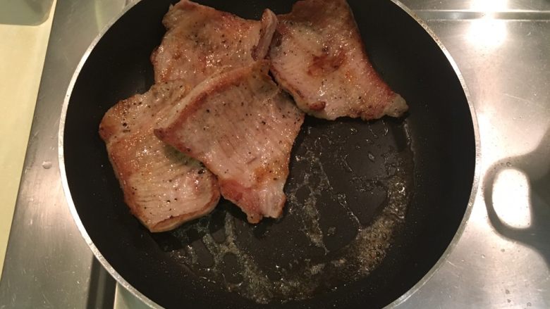 洋葱猪颈肉,翻面后继续煎到熟,把肉赶到边上,油集中
