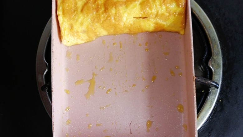 午餐肉时蔬厚蛋烧,然后卷起后推到一边