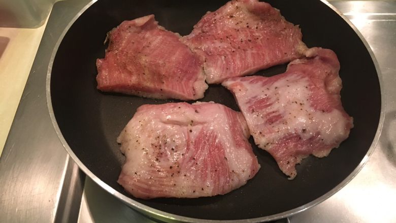 洋葱猪颈肉,平底锅直接放肉,别急着动,等微焦再翻面