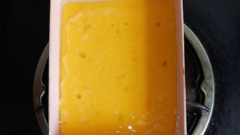 午餐肉时蔬厚蛋烧,倒入二分之一的蛋液,小火慢煎