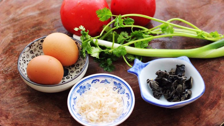 西红柿木耳鸡蛋打卤面,首先备齐所有的食材。