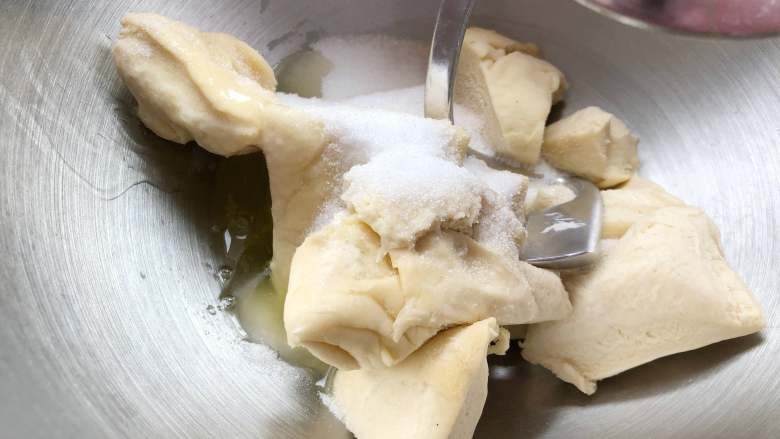 中种奶油吐司,将中种面团和主面团(除黄油以外)材料混合