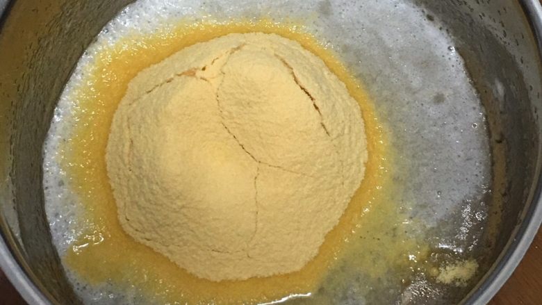 纯玉米粉+玉枕蛋糕,过筛玉米粉,用打蛋器低速搅拌至浓稠。