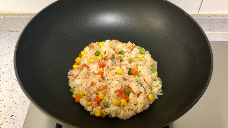 小黄人蛋包饭,翻炒均匀后,关火盛起备用。