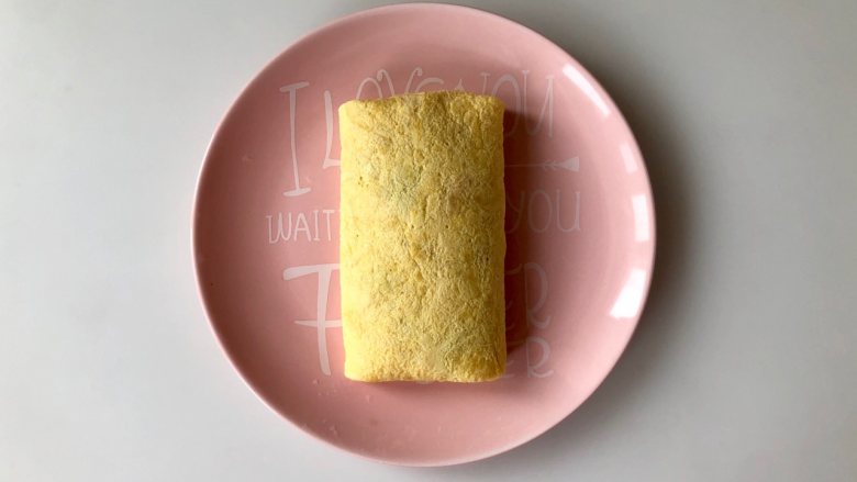 小黄人蛋包饭,蛋皮中间放入适量炒饭,然后蛋皮四边折起如图包好。