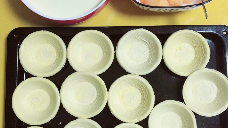 浓香蜜瓜蛋挞,准备好蛋挞皮、蛋挞液、蜜瓜块儿,预热烤箱,180度5分钟。