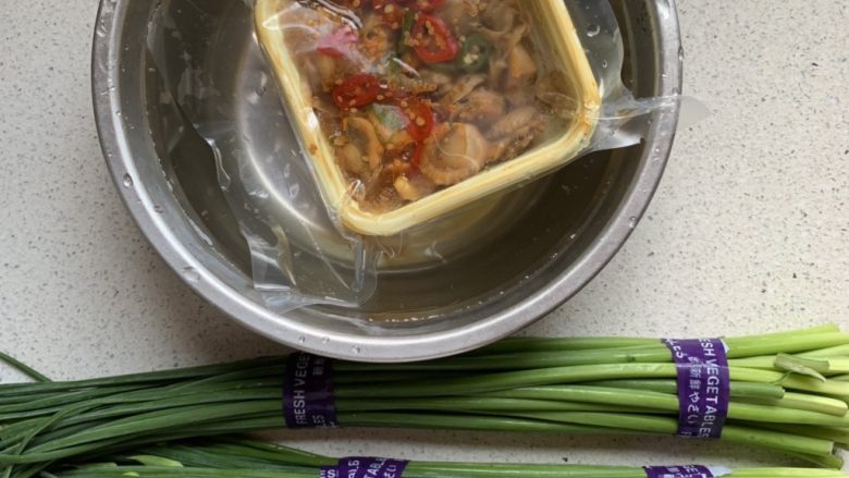 韭菜苔炒扇贝,<a style='color:red;display:inline-block;' href='/shicai/ 92177'>韭菜苔</a>是超市买的,去掉老的部分