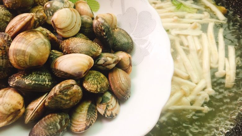 鲜味花蛤豆腐汤,花蛤,煮15分钟左右