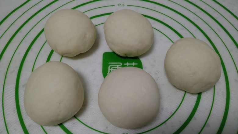 凉拌蒸面,平均分成5份,团成团。