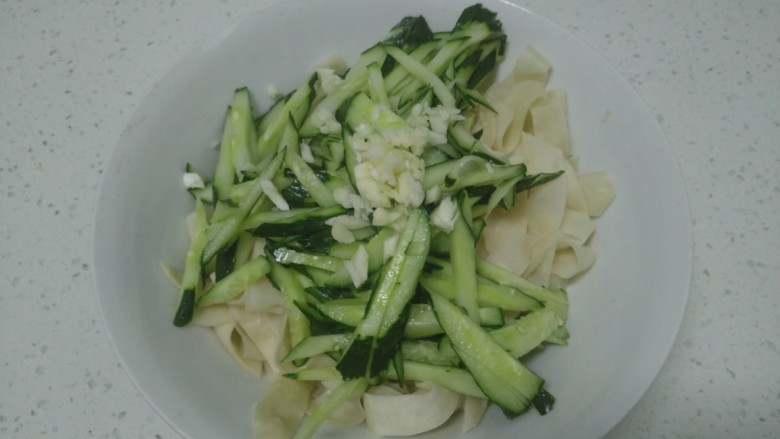 凉拌蒸面,盛入碗里,加入蒜沫。