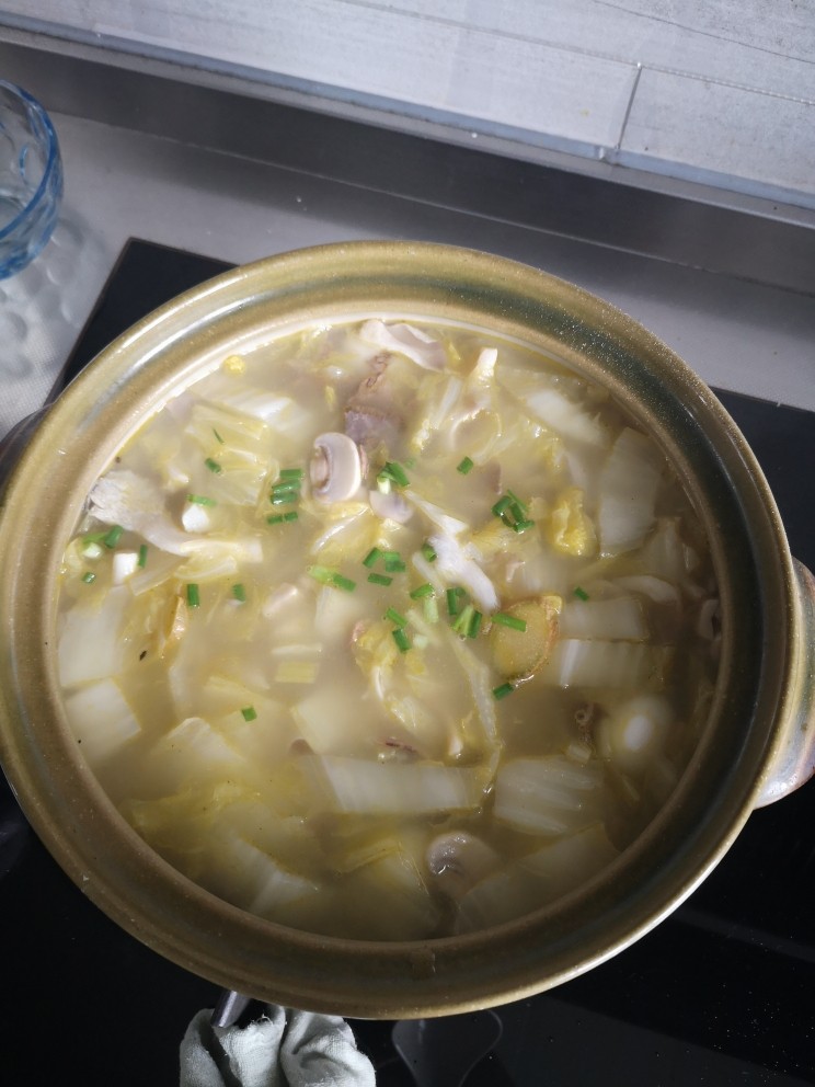 牛肉白菜菌菇汤,关火,撒葱花