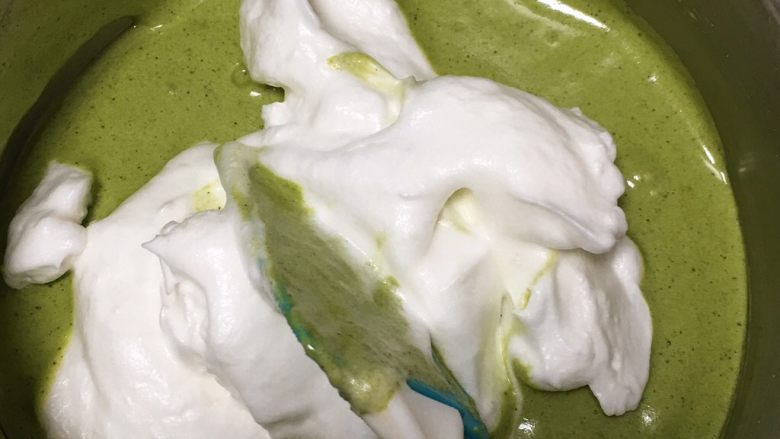 玉米粉抹茶双色蛋糕,再取一些蛋白进抹茶糊中拌匀。