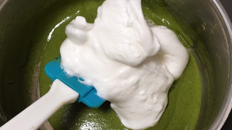 玉米粉抹茶双色蛋糕,蛋白分成二份，一份抹茶糊，一份蛋黄糊。取一些的蛋白进抹茶糊中拌匀。