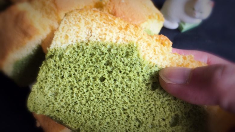 玉米粉抹茶双色蛋糕,切开就可以品尝了。