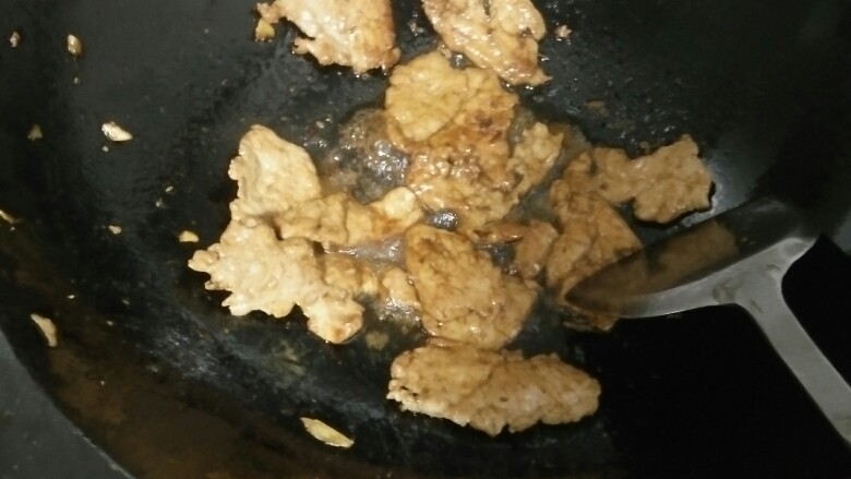 酱香煎猪扒,一块一块的煎,最后开大火全部放进去翻炒