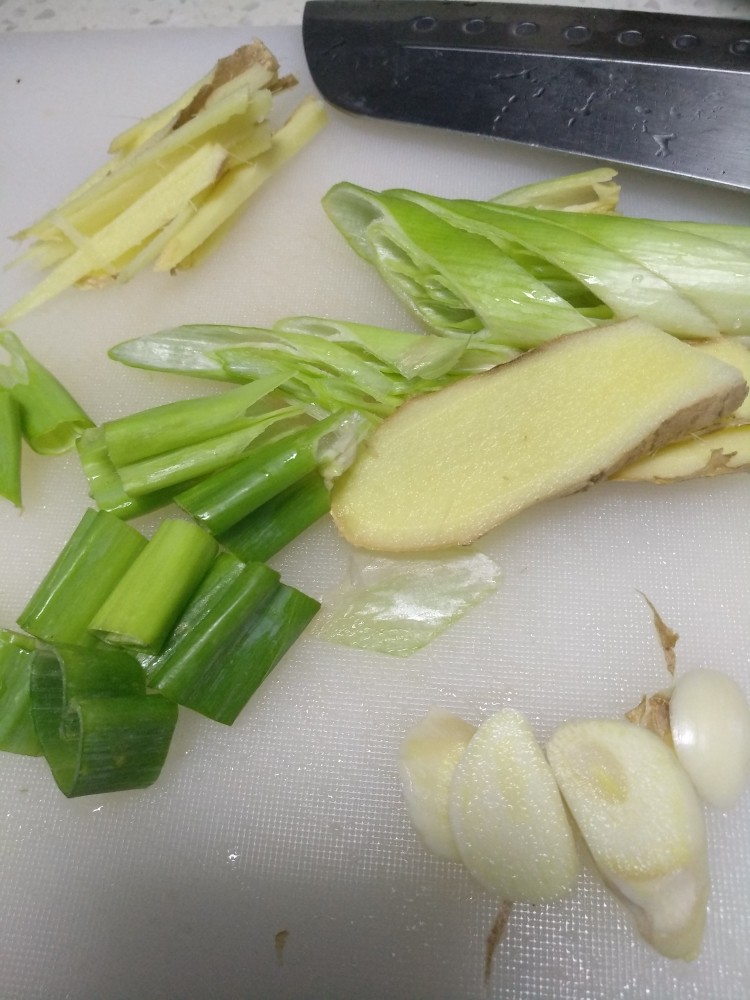 可乐鸡翅,葱姜蒜切片，切段