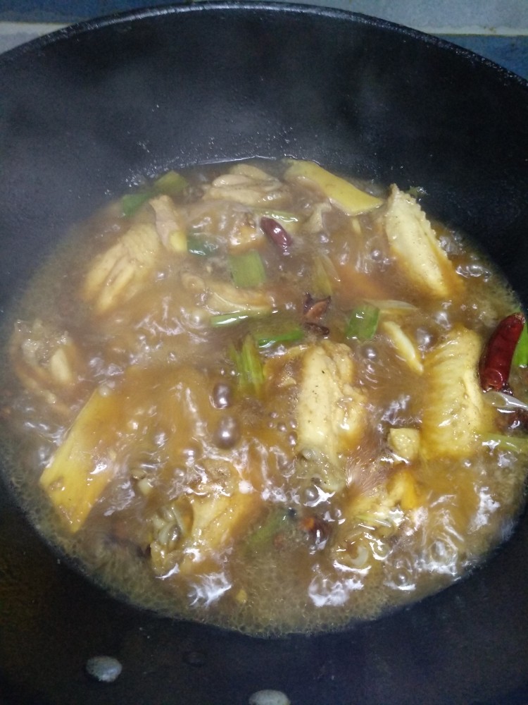 可乐鸡翅,葱姜蒜爆锅，下鸡翅膀，加调味料翻炒后加可乐。