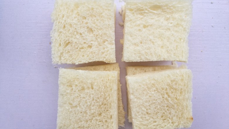好吃到爆的港式西多士,中间横竖各切一刀,切成四块。