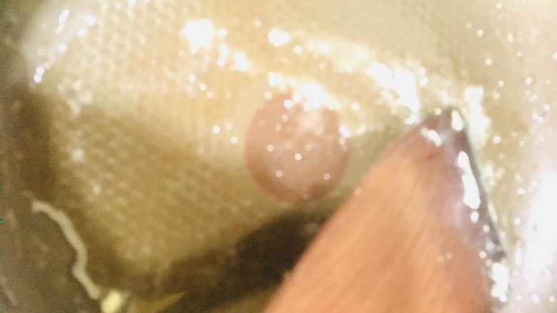 秋葵炒鸡蛋,原锅倒入适量的油烧热