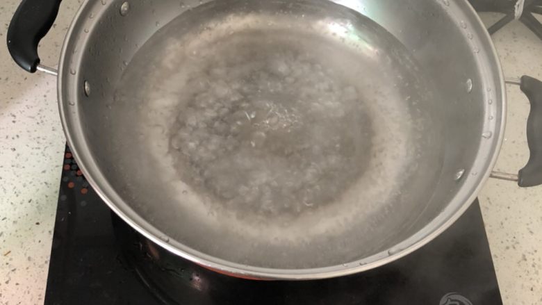 蒜蓉炒秋葵,电磁锅加入水,烧开