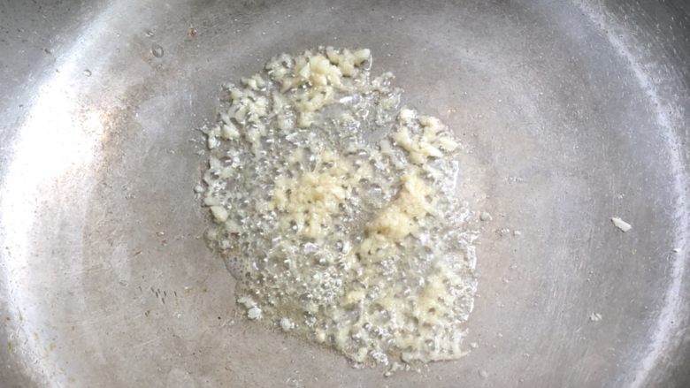 蒜蓉炒秋葵,加油剁好的蒜蓉,翻炒几下