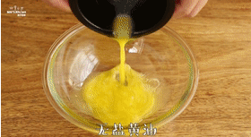 【红丝绒蛋糕】,口感情缘满分,将融化的无盐黄油倒入调理盆中,加入糖粉和盐,搅拌均匀