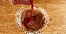 【红丝绒蛋糕】,口感情缘满分,加入<a style='color:red;display:inline-block;' href='/shicai/ 780'>香草精</a>和红曲溶液