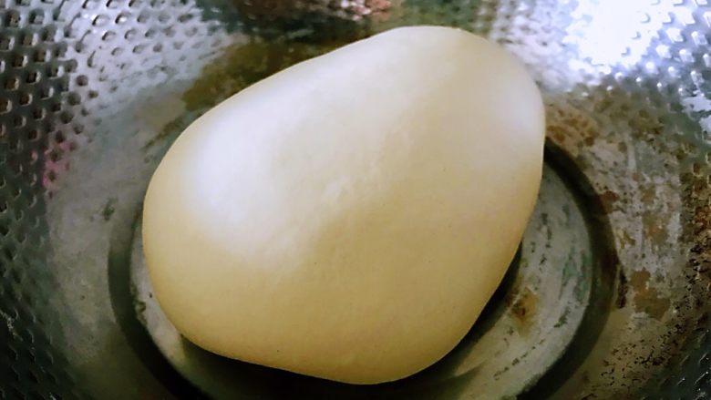 水煎绿豆玫瑰花馒头,再揉成光滑的面团,做到耐光盆光手光三光。