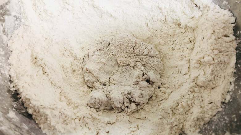 香辣鸡腿汉堡,腌好的鸡腿肉放在裹粉里,正反裹上粉
