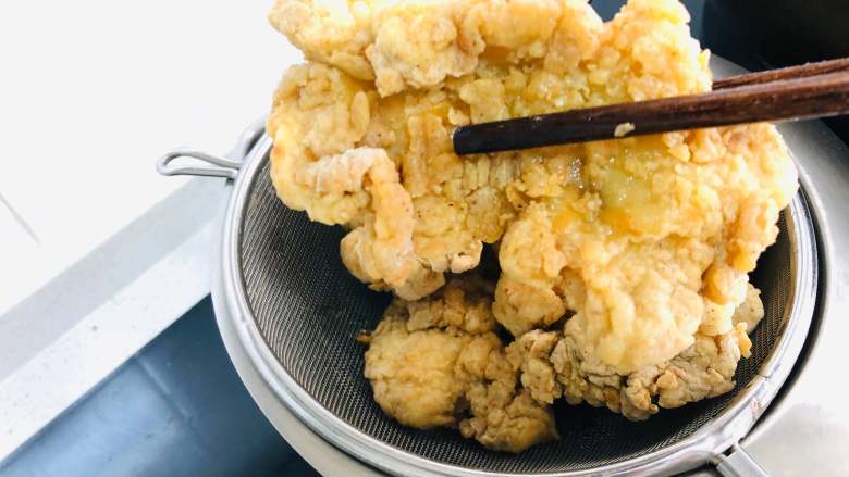 香辣鸡腿汉堡,中小火炸两到三分钟,炸到表面微微发黄,捞出。
