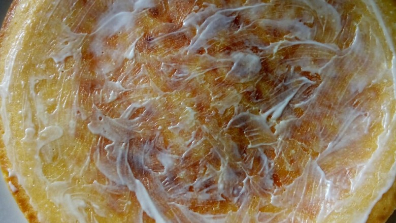 果蔬鸡蛋饼 #鸡蛋的花样年华#,鸡蛋饼抹上一层酸奶沙拉酱。