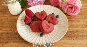 【红丝绒蛋糕】,口感情缘满分,撒上糖粉。