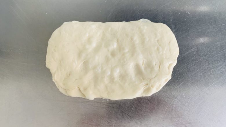 汤种酸奶吐司🍞,发酵好的,取出面团不用揉轻轻拍打,排出大气泡即可。