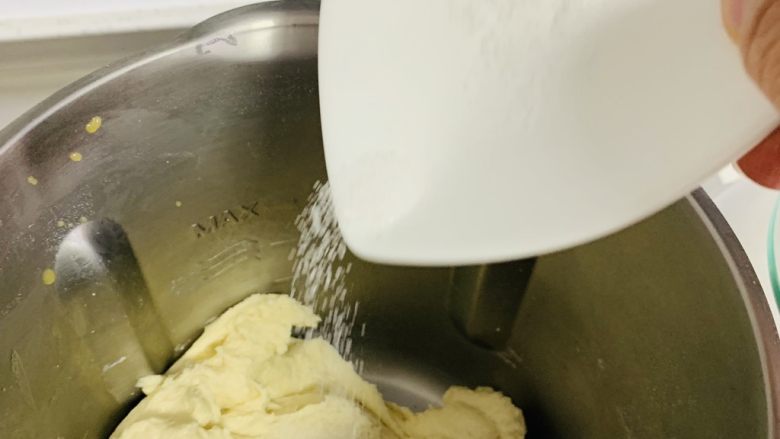 汤种酸奶吐司🍞,加入食盐开动三档,搅拌1分钟。取一块儿面团检查一下。如果没有达到需要的标准,继续搅打1分钟。