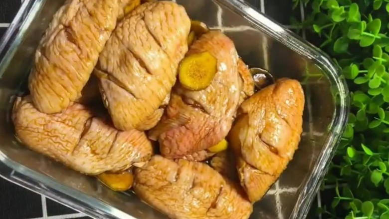 可乐鸡翅,抓拌均匀腌制三十分钟
