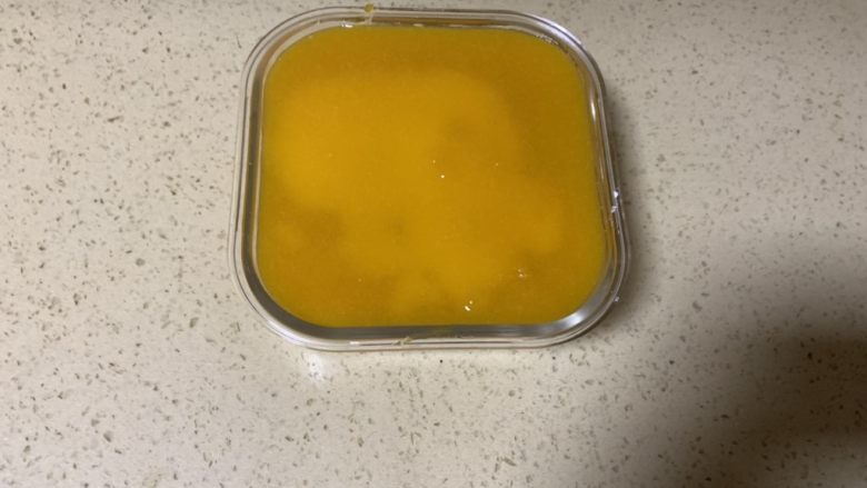 芒果椰奶冻千层糕,然后每一层的步骤如此类推,至倒满所有椰奶液和芒果液,最上面一层一定要芒果液,这样颜值好看。