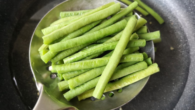 豆角烧茄子（少油健康版）,沥水捞出备用。